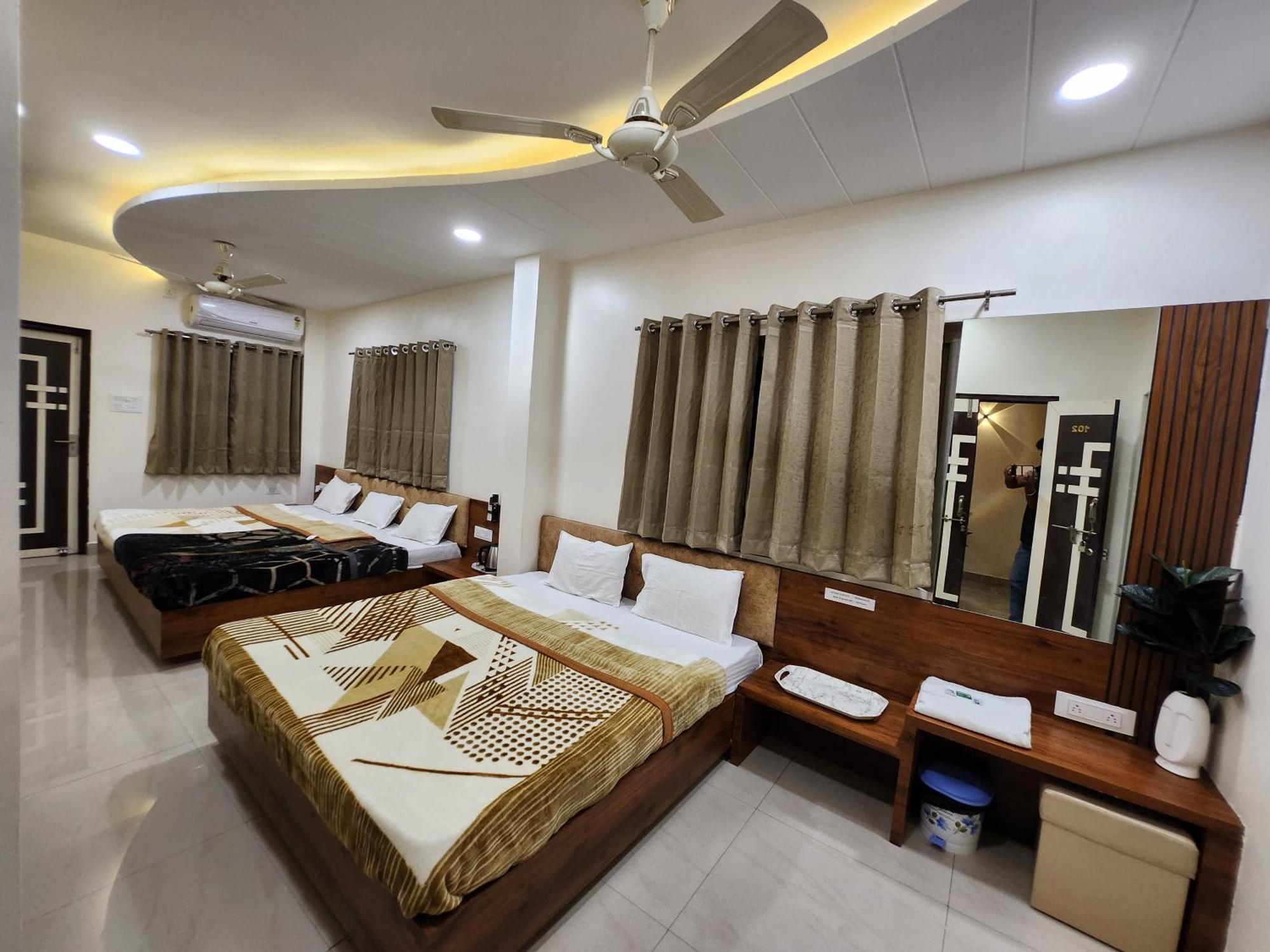 Hotel Anantshree Ujjain Esterno foto