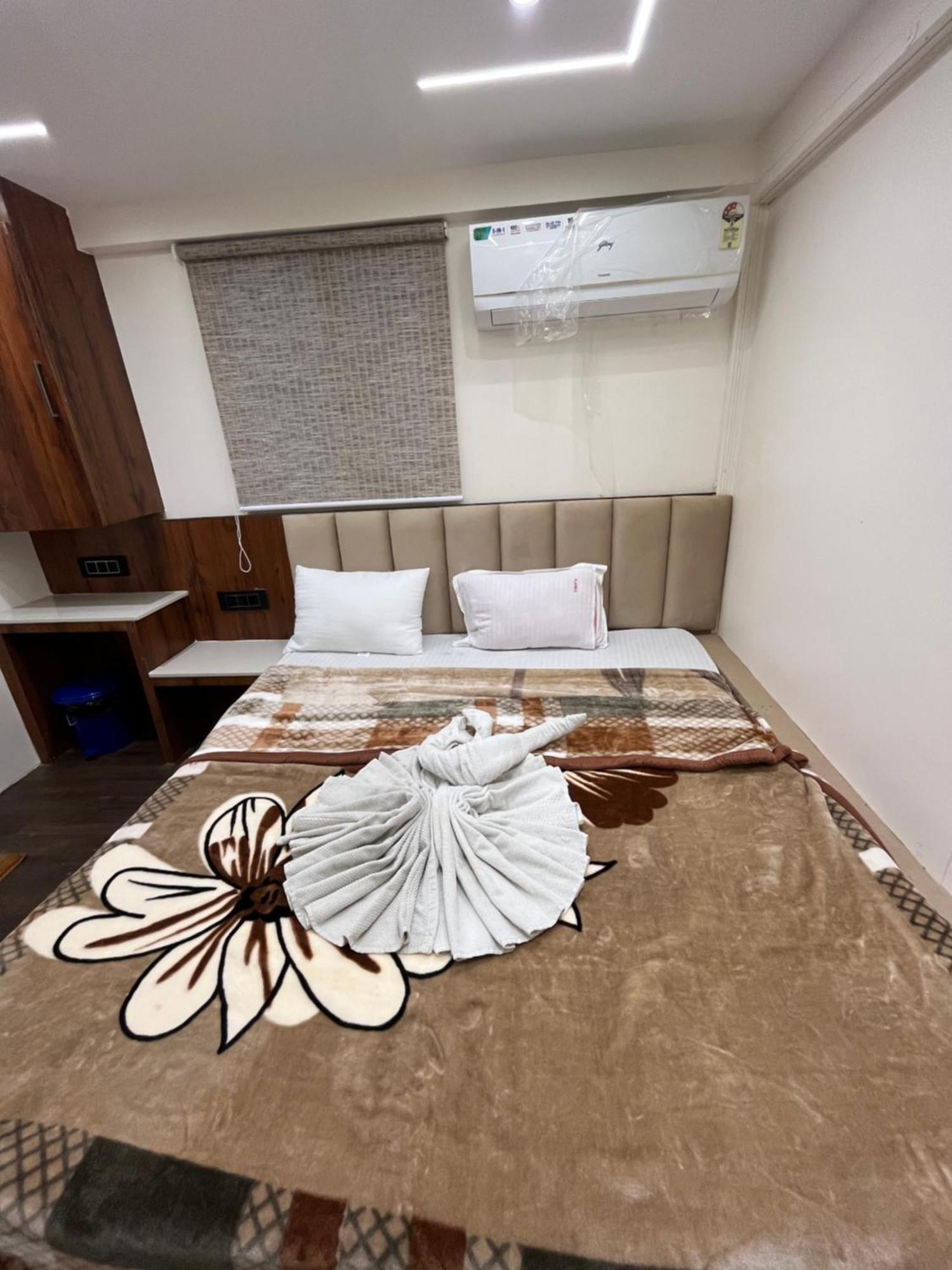 Hotel Anantshree Ujjain Esterno foto