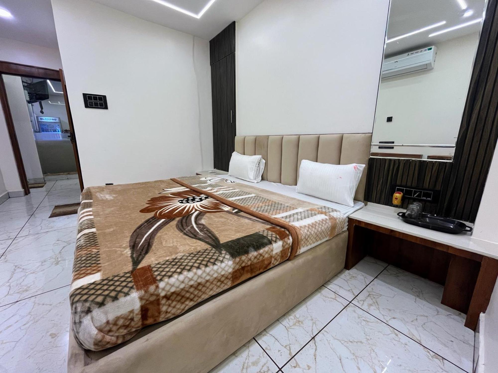 Hotel Anantshree Ujjain Esterno foto
