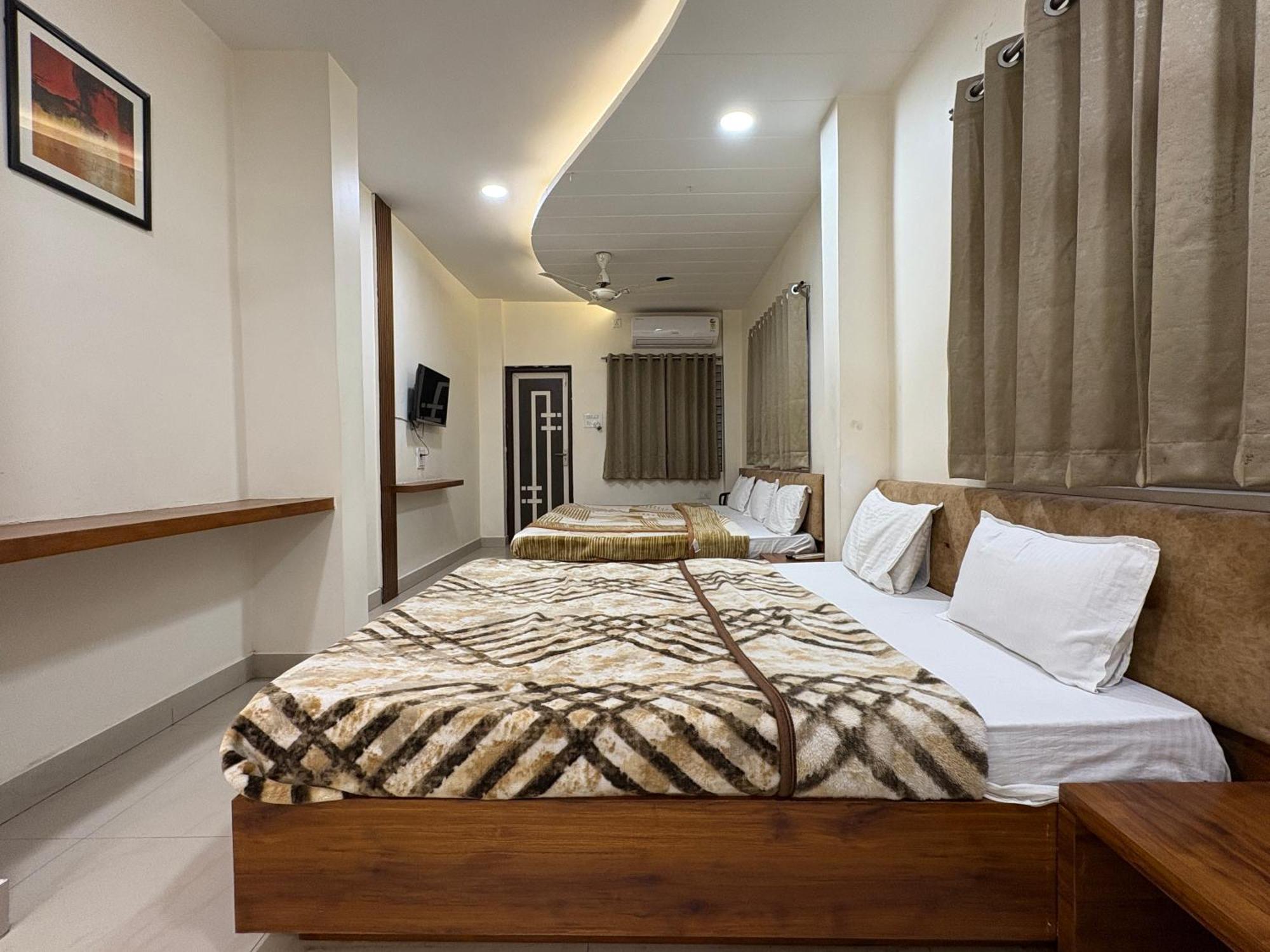 Hotel Anantshree Ujjain Esterno foto