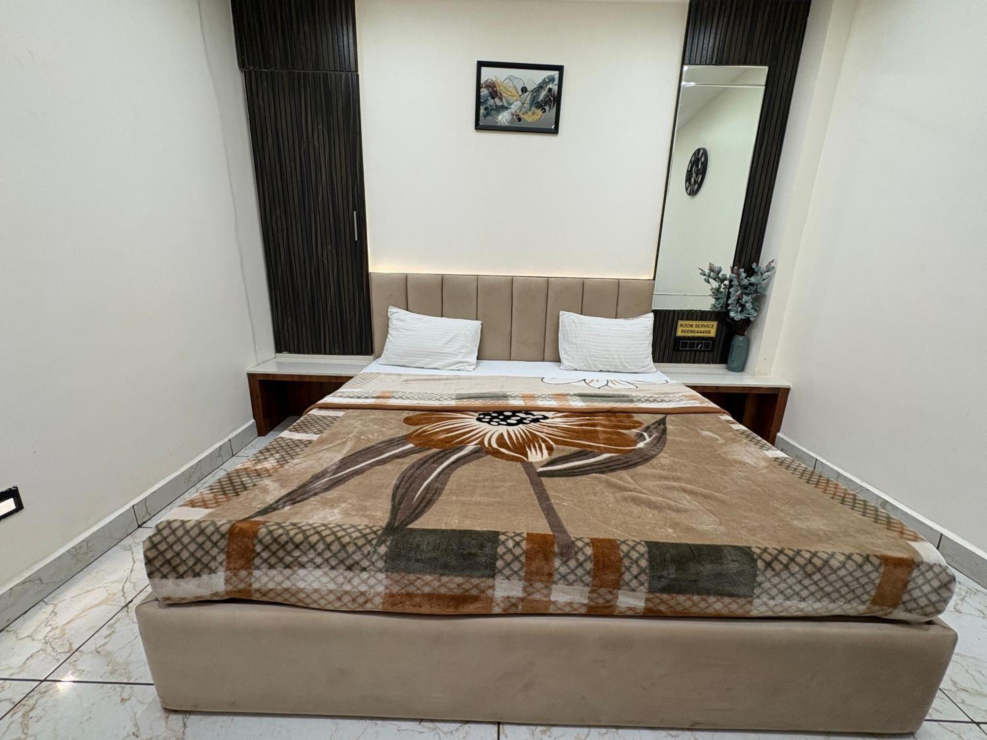 Hotel Anantshree Ujjain Esterno foto