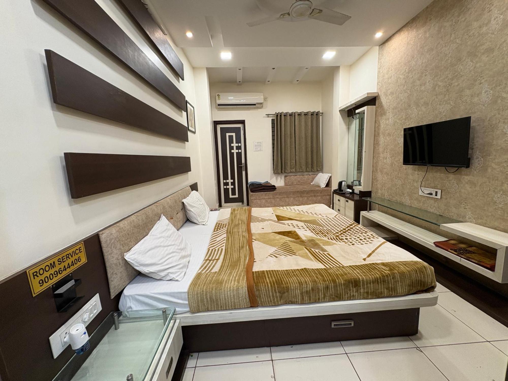 Hotel Anantshree Ujjain Esterno foto